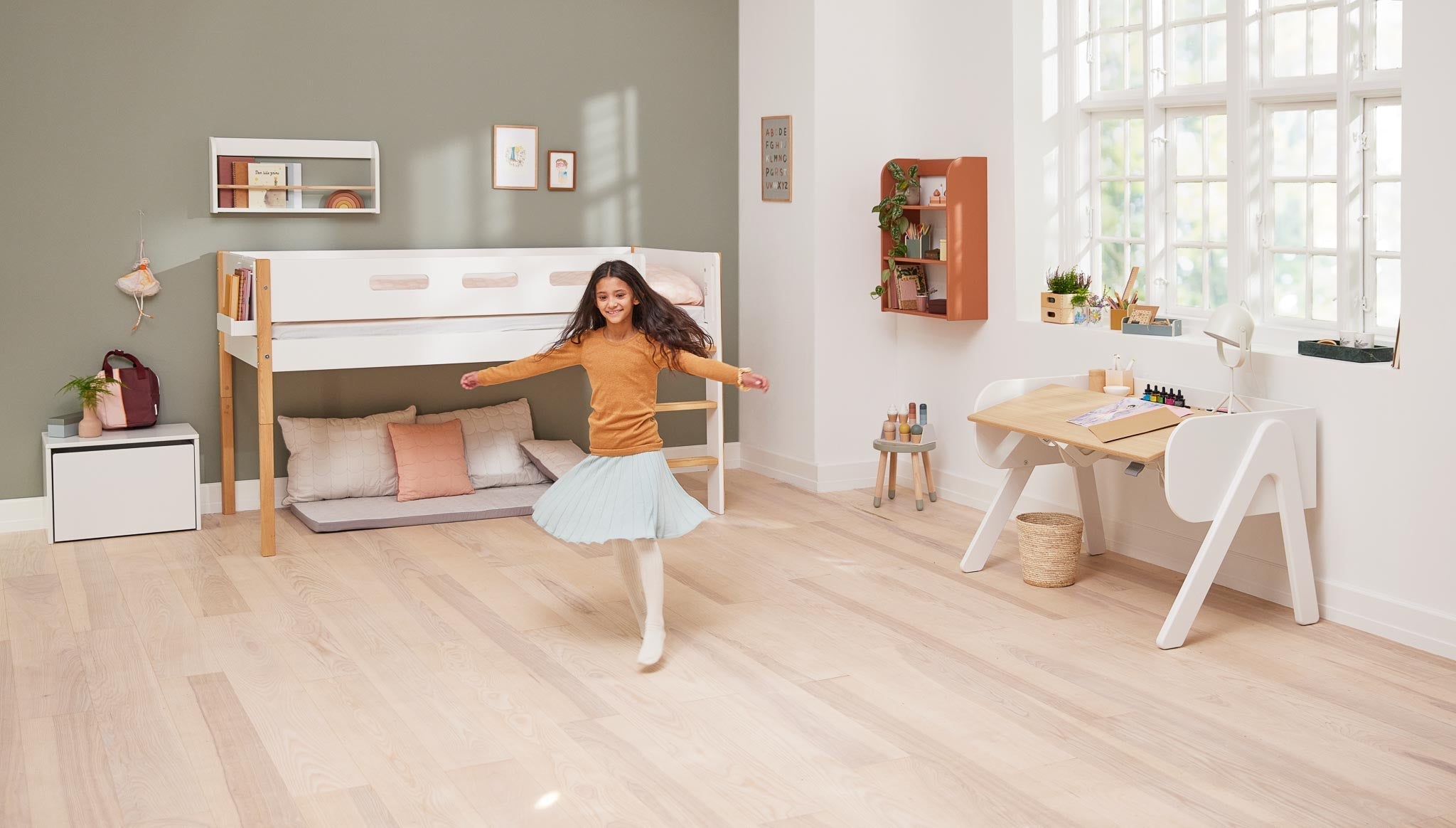 Mid-high bed w. straight ladder