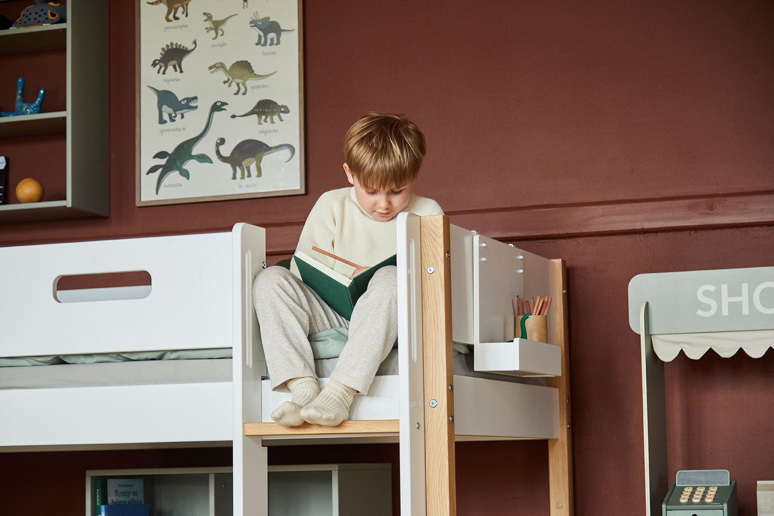 Mid-high bed w. straight ladder