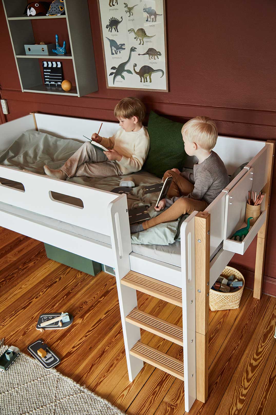 Mid-high bed w. straight ladder