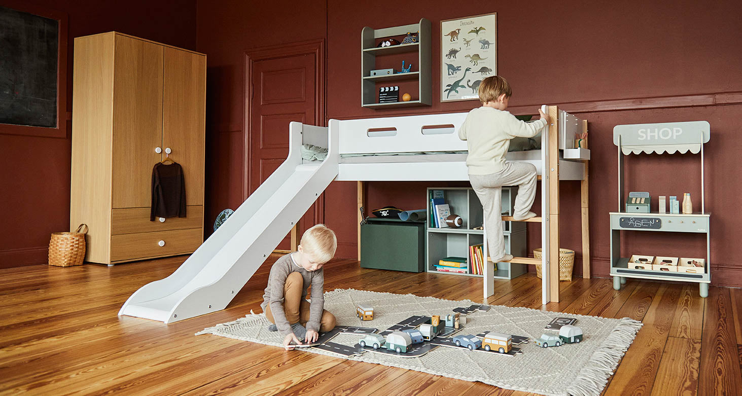 Mid-high bed w. slide