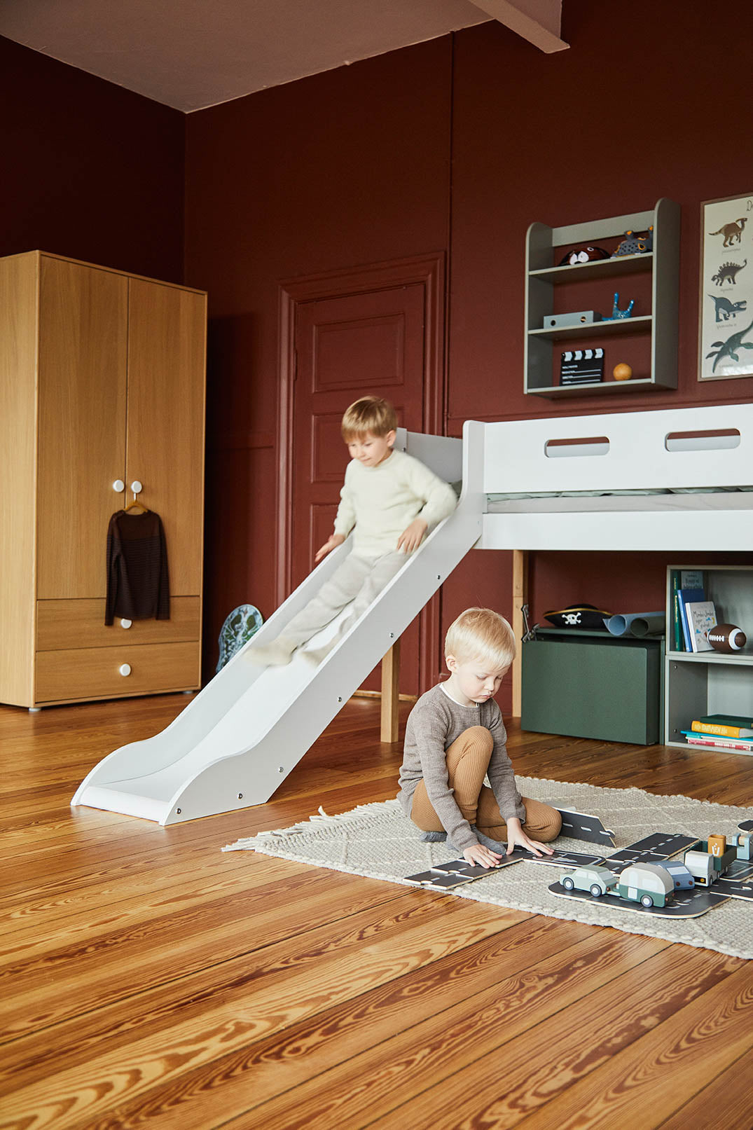 Mid-high bed w. slide