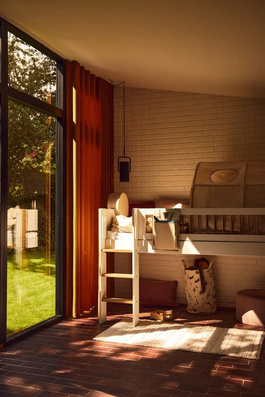 Mid-high bed w. straight ladder