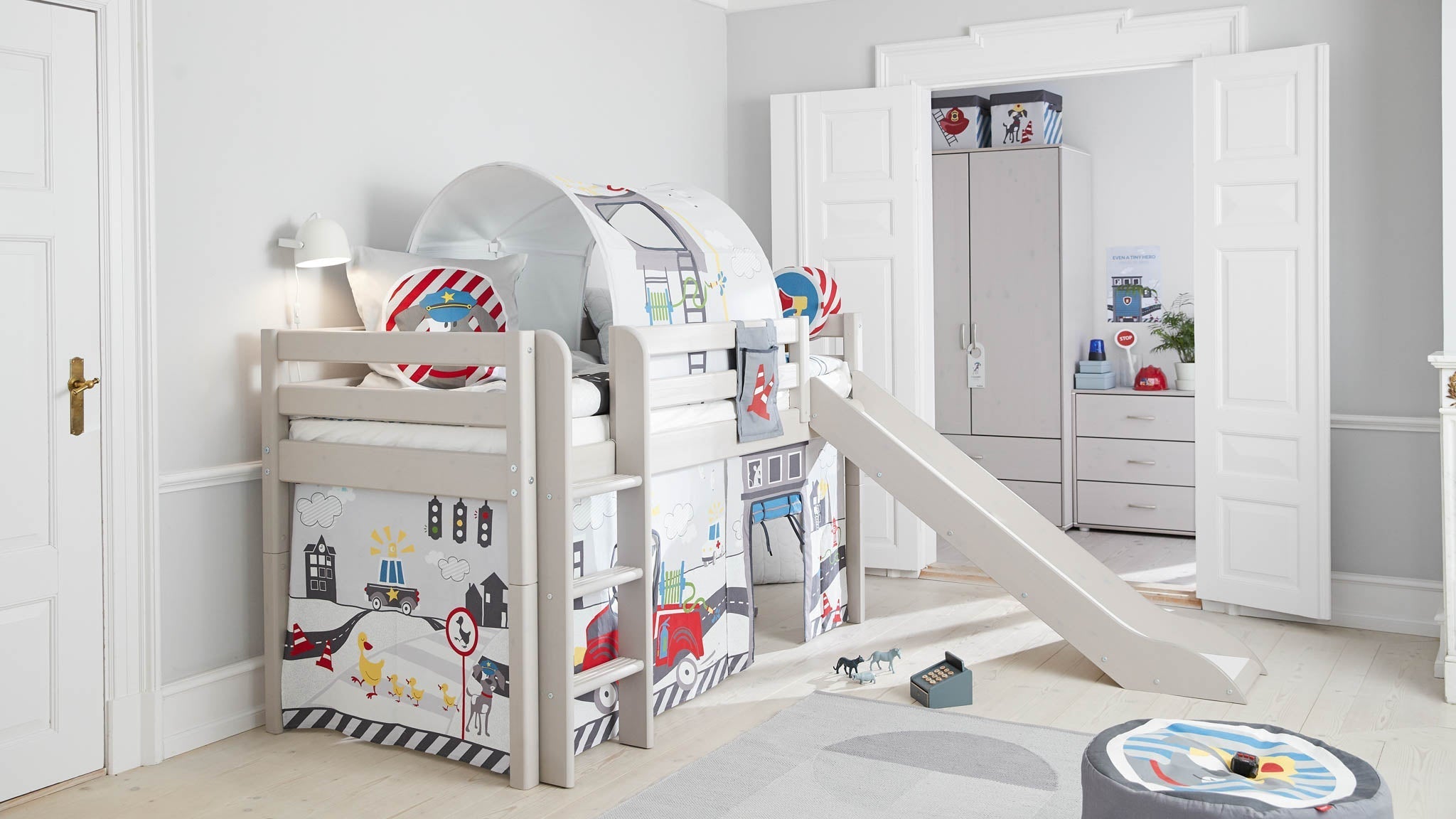 Mid-high bed w. straight ladder and slide