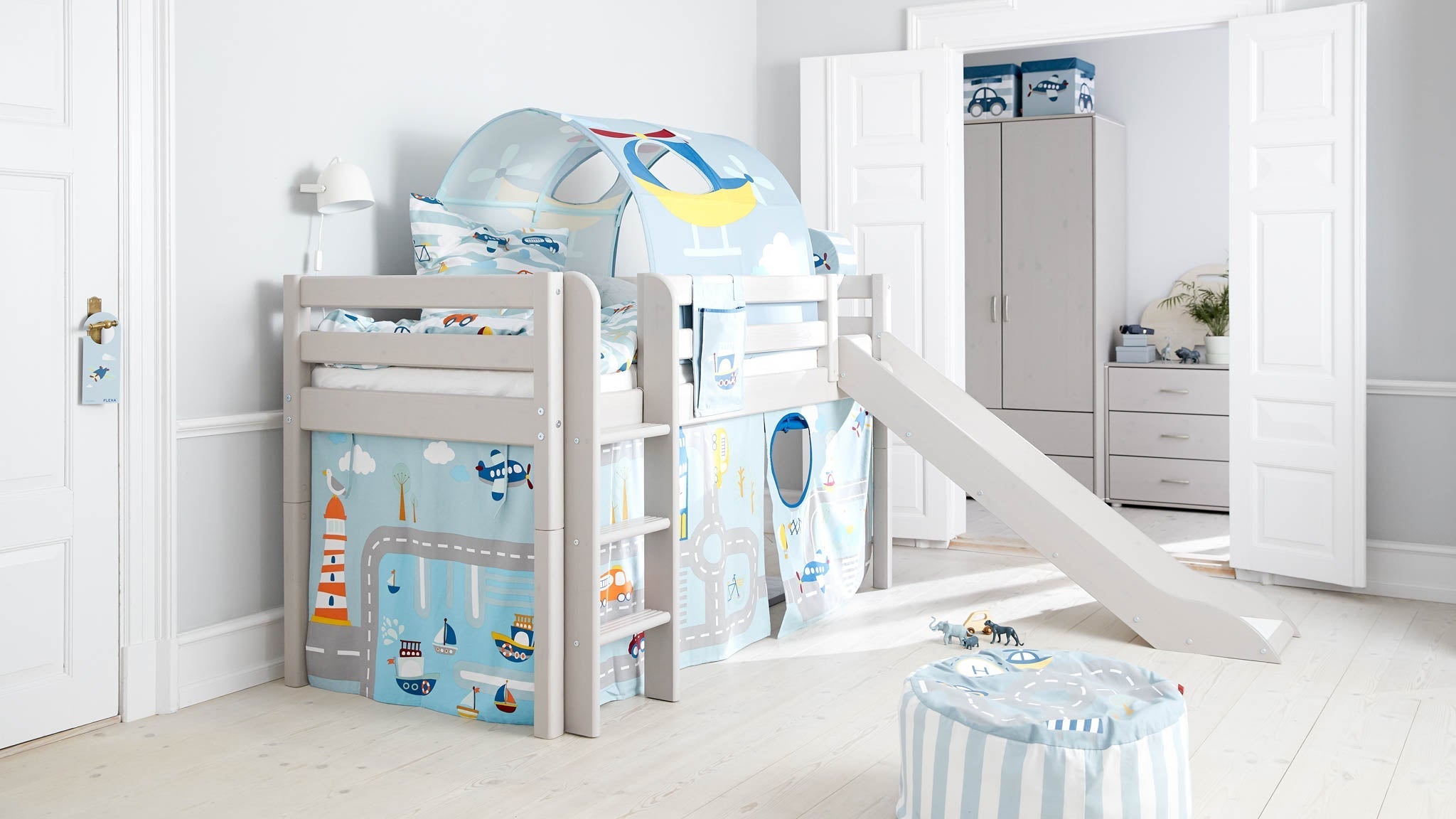 Mid-high bed w. straight ladder and slide