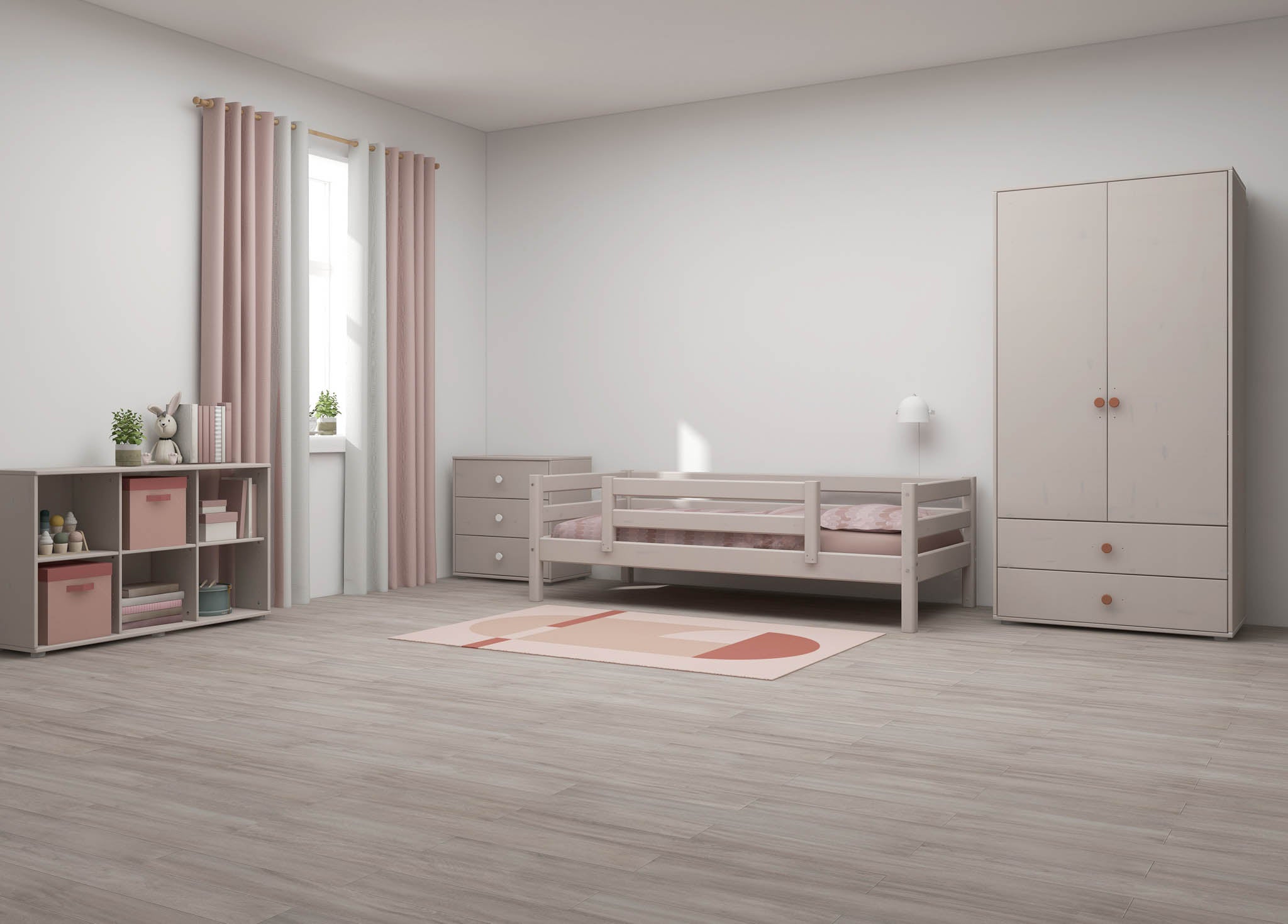 Single bed w. centered safety rail