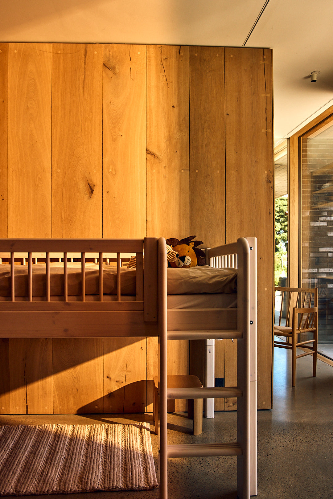 Mid-high bed w. straight ladder