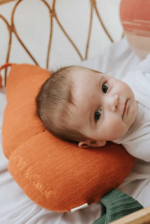 Knitted cushion Cathy the Carrot