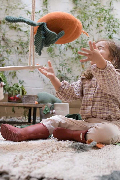 Knitted cushion Cathy the Carrot