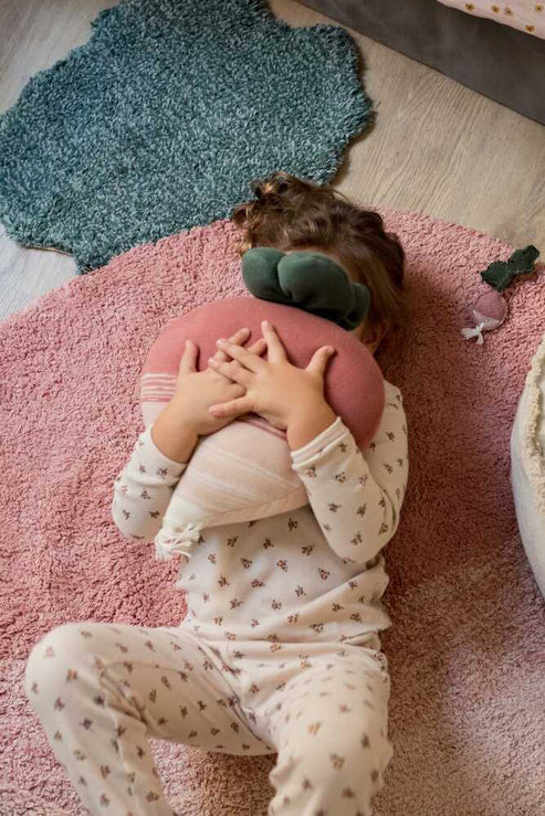 Knitted cushion Ramona the Radish