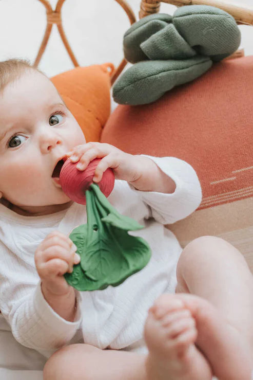 Knitted cushion Ramona the Radish