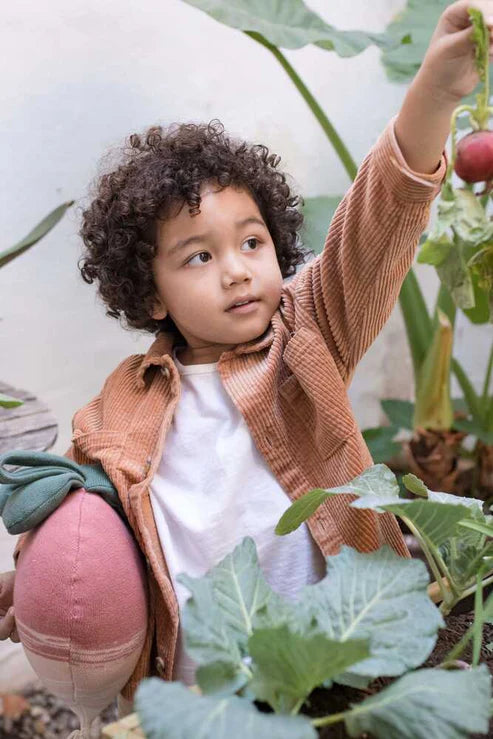 Knitted cushion Ramona the Radish