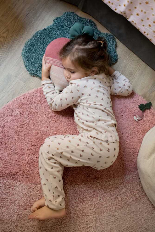 Knitted cushion Ramona the Radish